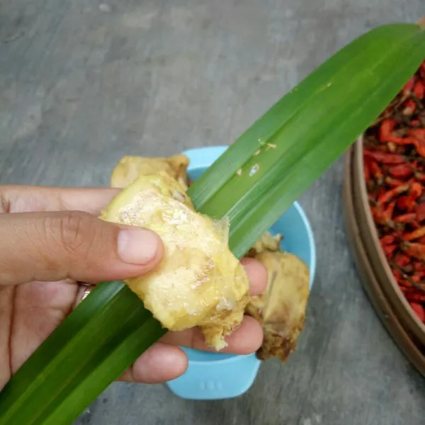 Ambil 1 potong ayam, lalu bungkus/gulung dengan daun pandan
