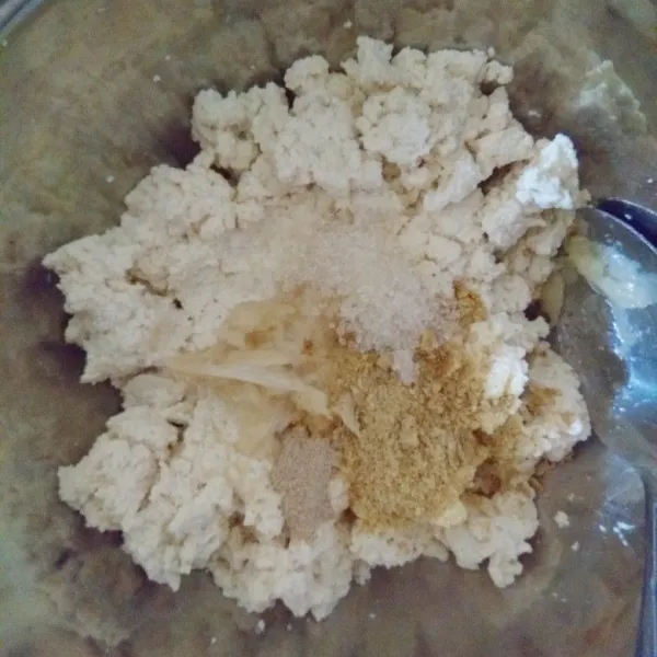 Masukkan bawang putih halus, garam, gula, merica bubuk dan kaldu bubuk. Aduk hingga tercampur rata