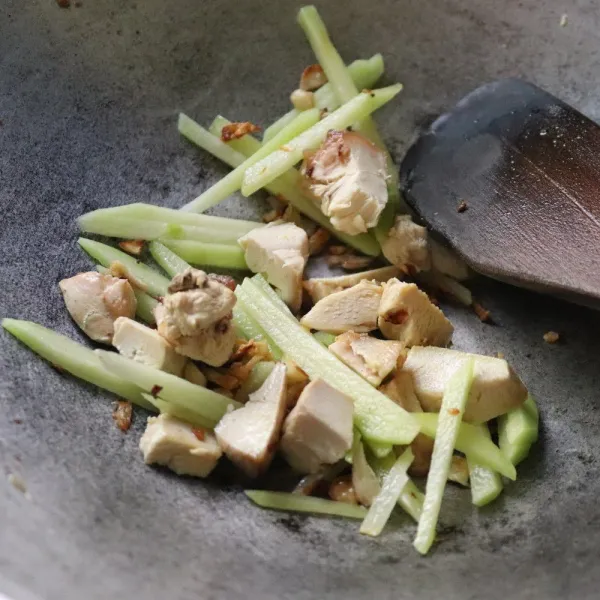 Tumis bawang hingga harum, masukan ayam rebus, dan labu siam iris. Masak hingga tercampur rata