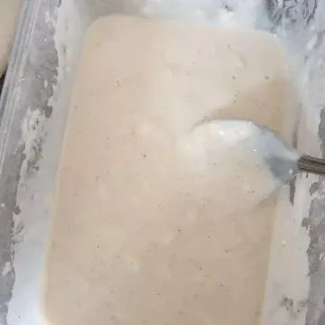 Campur tepung dengan bumbu dan air.