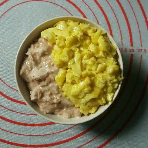 Siapkan mangkok, tata nasi, tuna mayo dan scrambled egg