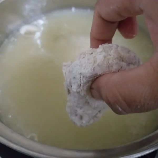 Goreng di minyak panas yang terendam. Gunakan api sedang saja agar matang sampai ke dalam