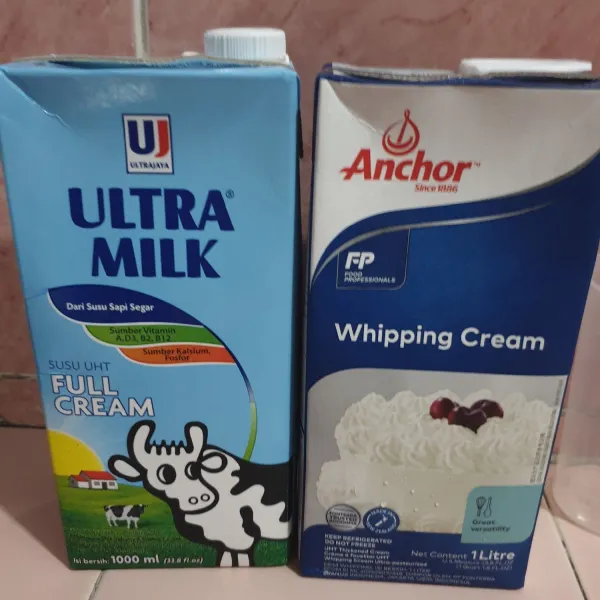 Tuang whipped cream dan fresh milk ke dalam kocokan telur, lalu aduk kembali hingga tercampur rata