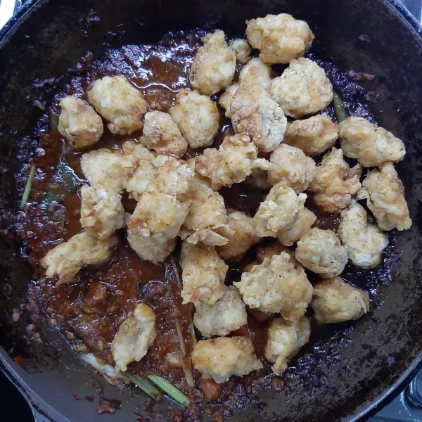 Masukkan chicken popcorn, aduk rata. Sajikan