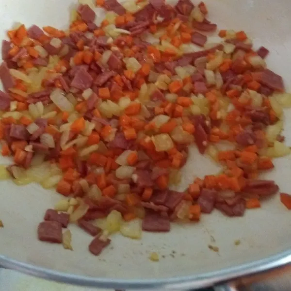 Masukkan smoke beef dan wortel. Aduk dan masak hingga wortel layu