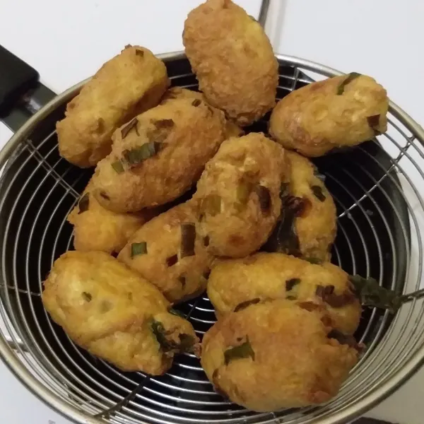 ambil adonan sedikit lalu pipihkan. panaskan minyak, goreng adonan hingga kuning kecoklatan, sisihkan.