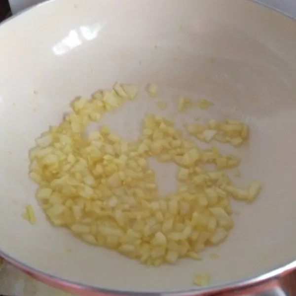 Tumis bawang putih dan bawang bombay dengan butter, hingga wangi