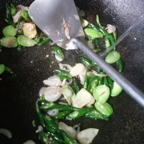 Beri sedikit air agar bumbu tidak gosong. Bumbui dengan gula dan garam, aduk rata
