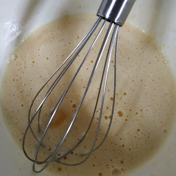 Kocok telur dan gula hingga gula benar-benar larut
