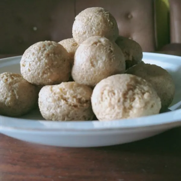 Masak dengan minyak secukupnya dan menggunakan api sedang. Lalu bisa di disajikan dengan saus tomat maupun saus sambal