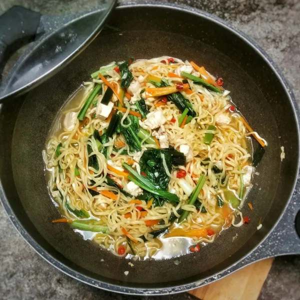 One pot chow mien siap untuk disajikan