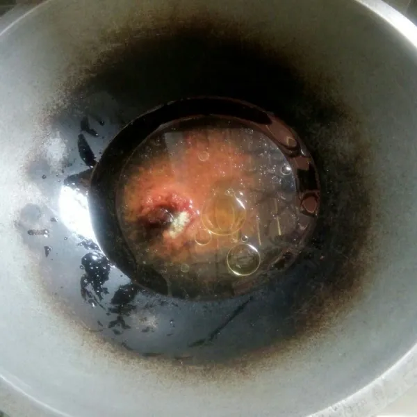 Siapkan wajan, tambahkan air,  minyak, bumbu halus, air asam, garam gula dan kaldu lalu ikan.