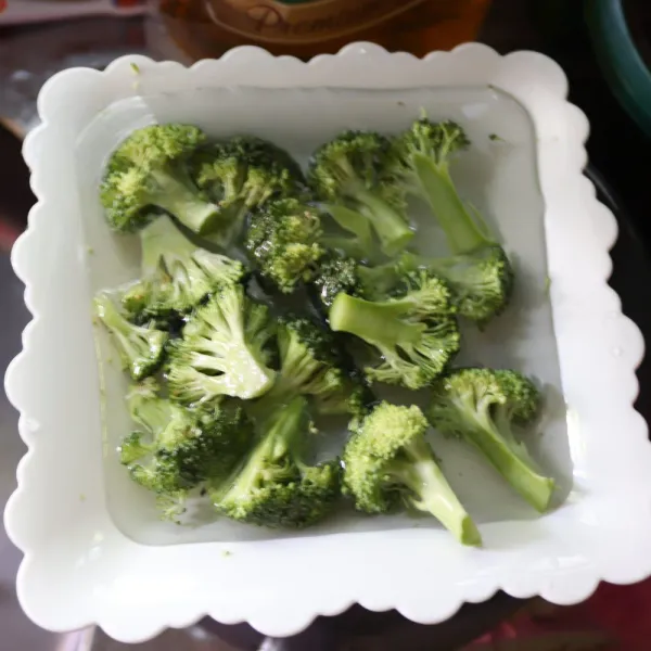 Siram brokoli dengan garam agar tidak ada ulat