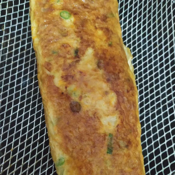 Angkat, tiriskan, kemudian iris sesuai selera, sajikan