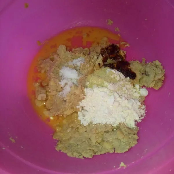 Siapkan wadah, haluskan tempe yang sudah di kukus. Masukan tepung terigu, telur, garam, kaldu bubuk dan lada bubuk. Aduk rata sampai bisa dibentuk
