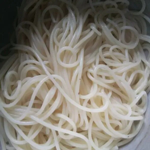Rebus spaghetti dengan air dan 1 sdm minyak goreng sampai aldente. Tiriskan