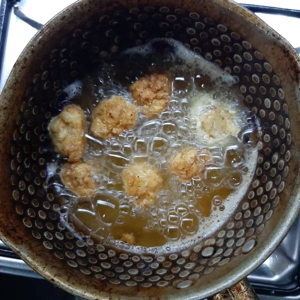 Goreng ayam hingga kecoklatan. Angkat dan sisihkan