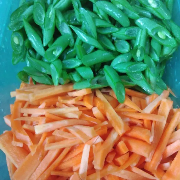 Potong buncis dan wortel.
