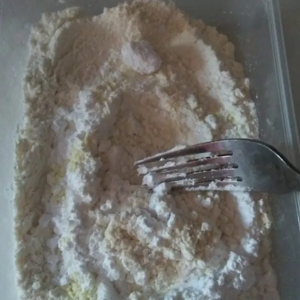 Siapkan campuran tepung terigu dan tepung tapioka, beri sedikit kaldu bubuk ratakan.