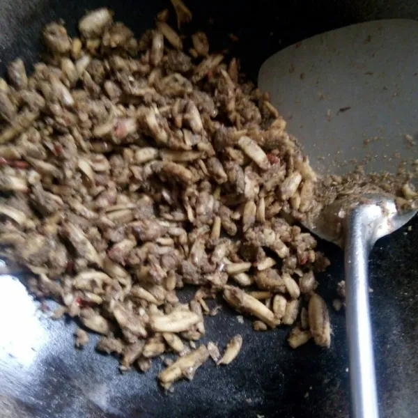 Bolak balik ikan dan oseng- oseng sampai benar- kering. Matikan kompor.