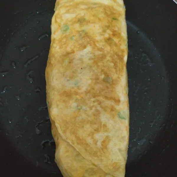 Setelah adonan habis, gulung telur sampai ujung, bolak balik sisinya sampai matang merata