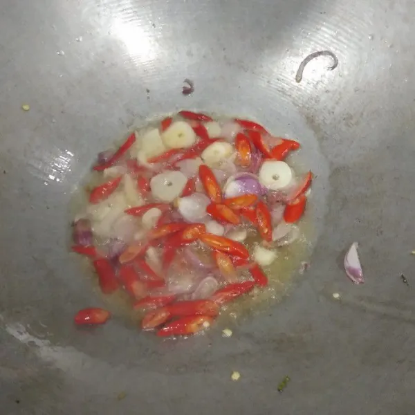 Tumis cabe, bawang merah dan bawang putih sampai harum.