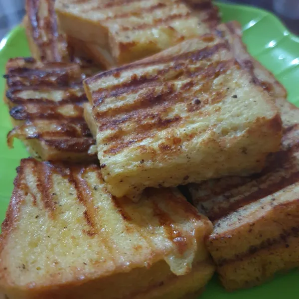 French Toast siap disajikan. Jika kalian suka bisa ditambahkan madu sebagai varian topping atau pemanis. Selamat menikmati