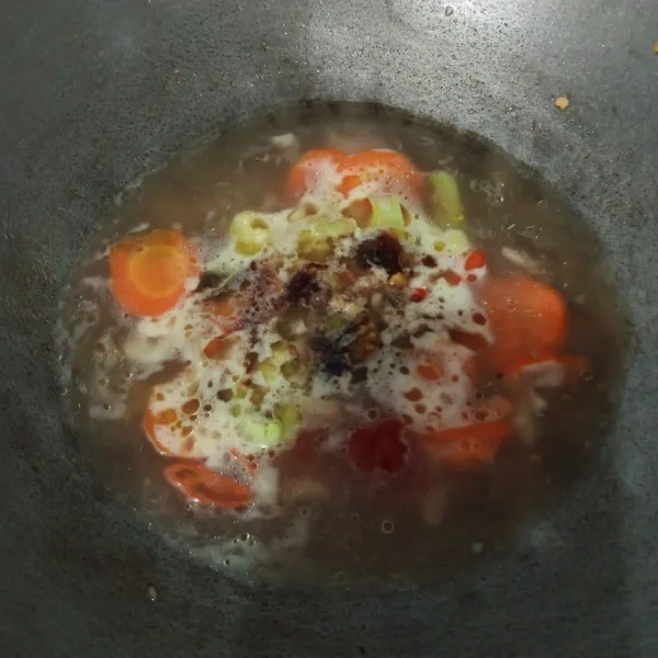 Masukkan wortel dan kembang kol, tambahkan air. Masukkan saus tiram, saus teriyaki dan kaldu jamur. Aduk rata. Masak sampai sayuran empuk