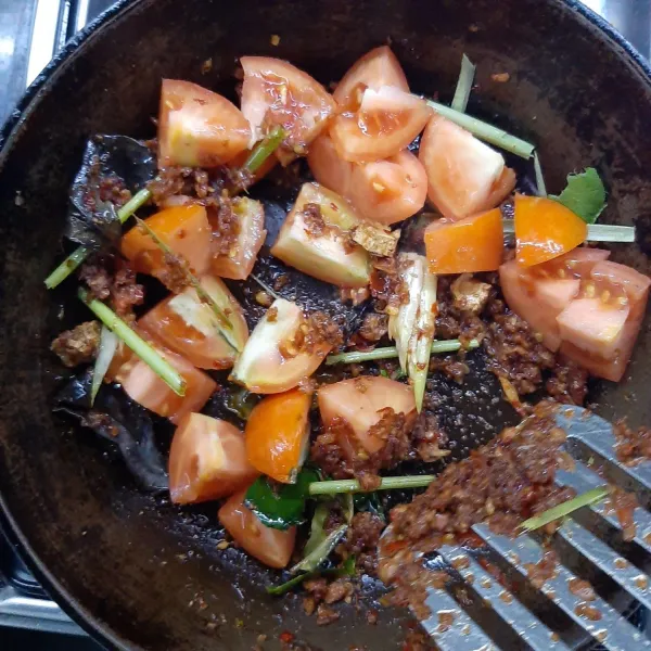 Masukkan tomat dan kecap, masak hingga tomat hancur