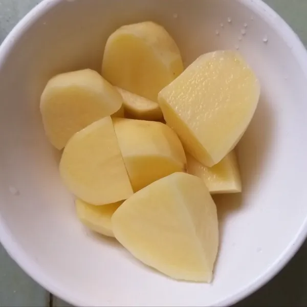 Bersihkan kentang, kemudian rebus hingga empuk