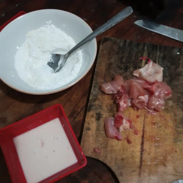 Bagi 2 adonan tepung basah dan kering, celup ayam di tepung kering, kemudian basah, kemudian kering sambil diremas-remas