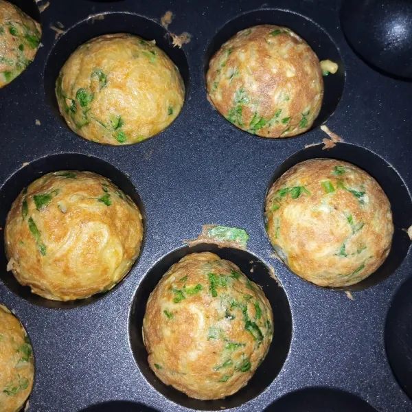 Balik adonan. Bentuk bulat. Masak sampai matang. Angkat dan sajikan
