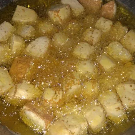 Potong tahu menjadi 4, goreng setengah matang