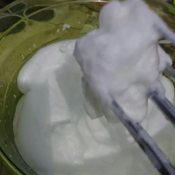 Mixer putih telur sampai mengembang. Tidak tumpah saat wadah dibalik. Sisihkan.