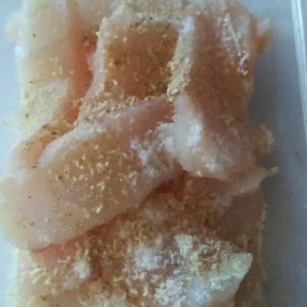 Lumuri ikan dengan garam dan lada bubuk. Tambahnkan putih telur remat ringan hingga tercampur rata.