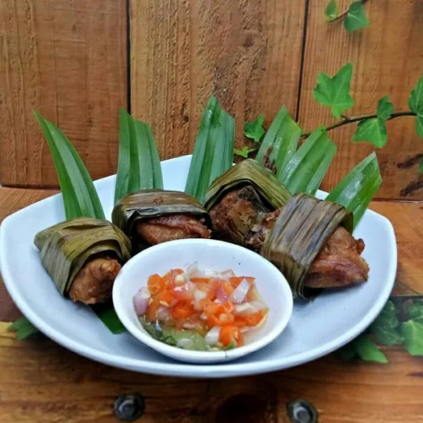 Ayam goreng pandan ala Thai dengan sambal dabu-dabu siap untuk disajikan