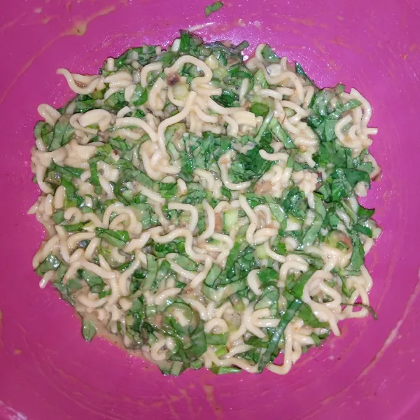 Campur mie,bumbu mie instan,sawi,telur dan tepung terigu. Aduk rata