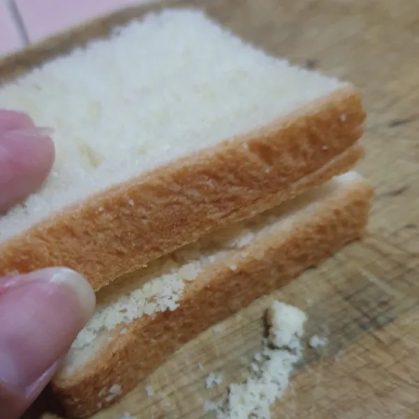 Disini saya menggunakan parmesan cheese karena kehabisan keju slice, buat yang menggunakan keju slice bisa di potong jadi 4 dan di taro diantara roti tawar. Seperti gambar