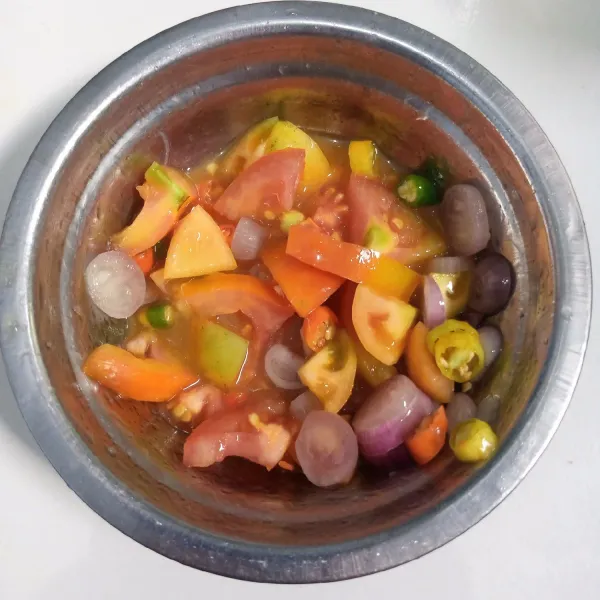 Iris bumbu. Kemudian tambahkan garam dan air perasan jeruk nipis. Siram dengan minyak panas. Aduk rata. Siram sambal diatas ayam. Sajikan