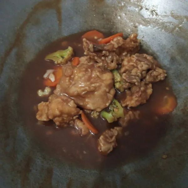 Terakhir masukkan ayam krispi ke dalam saus