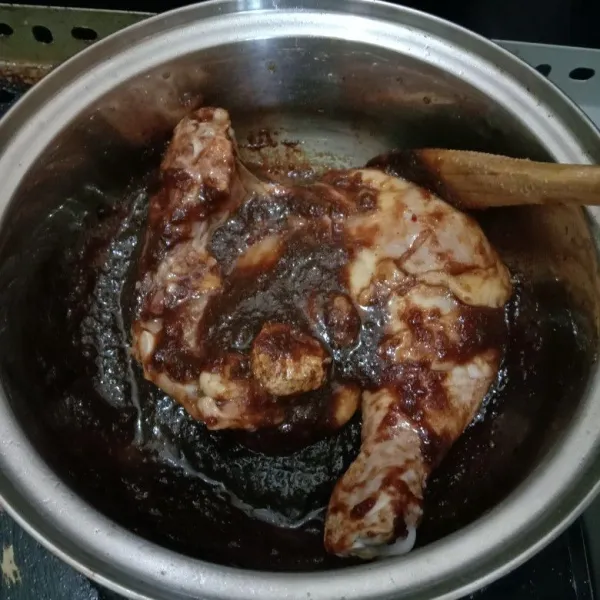 Masukkan ayam, aduk rata hingga ayam terselimuti bumbu dengan sempurna (bila perlu sayat-sayat daging ayam agar bumbu meresap hingga ke dalam daging)