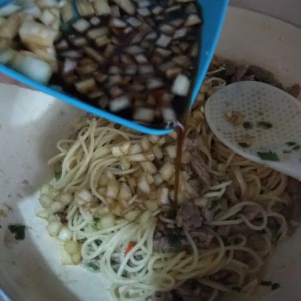 Masukkan saus ke dalam wajan