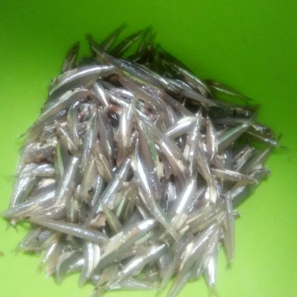 Bersihkan ikan dan buang kotorannya.