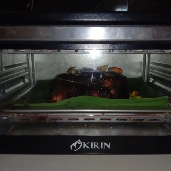 Panggang ayam hingga bumbu meresap dan ayam mengeluarkan aroma wangi, angkat dan siap disajikan/ Bisa menggunakan oven suhu 200 selama 40 menit, sesuaikan oven masing-masing