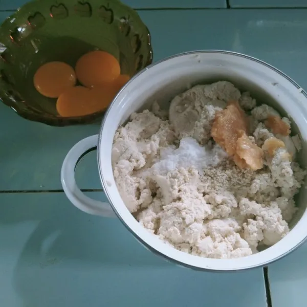 Masukan baking powder,kaldu jamur,bawang putih dan garam ke dalam adonan tahu tersebut