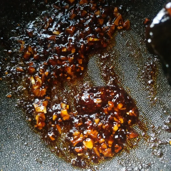 Tambahkan saos dan kecap
