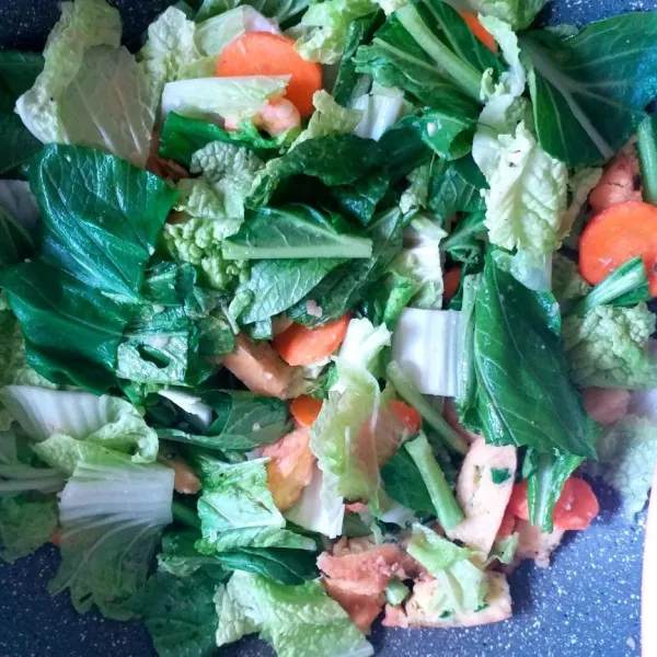 Masukkan sayuran, awali dengan sayuran yang teksturnya agak keras dahulu, aduk rata