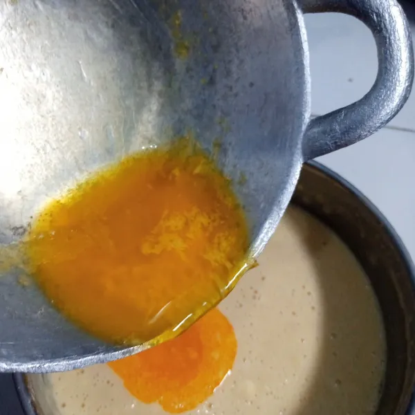 Masukkan margarin. Aduk rata. Saring. Beri pewarna makanan dan diamkan selama 1 jam
