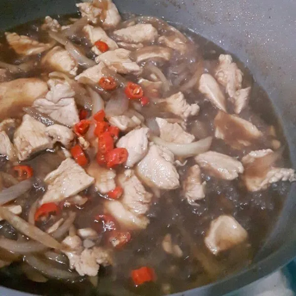 Beri saus tiram, aduk rata. Tuang air. Masak sampai mendidih. Masukan garam, gula pasir dan merica bubuk, aduk rata. Saat air menyusut, kuah mengental dan ayam lunak, masukan irisan cabai rawit merah, aduk rata