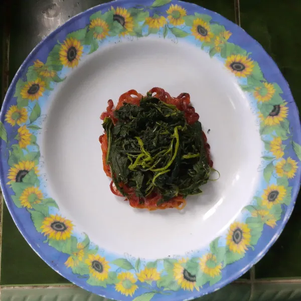 Tata mie beri saus sambal, kemudian sayur lalu tutup kembali dengan mie menyerupai burger. Sajikan